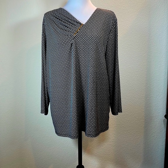 Liz Claiborne Tops - 🌸Liz Claiborne Career Top Size XL Black White w/Gold Bar Liquid Knit EUC